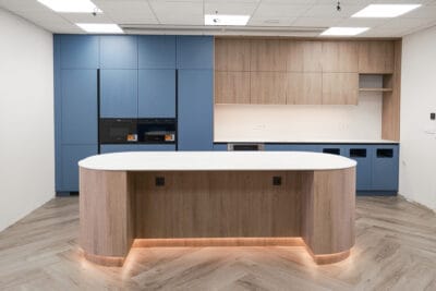 Modrá kuchyně s pracovní deskou z umělého kamene